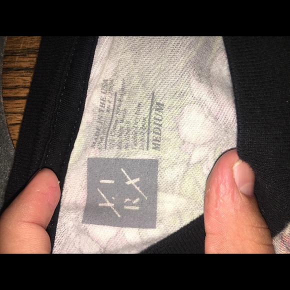 A shirt - Picture 3 of 3